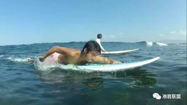 春运首日,乘警与旅客深情合唱《如愿》,现场氛围直接拉满