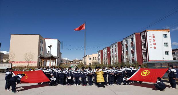 梦见明亮的月亮旁边有海市蜃楼游戏画面